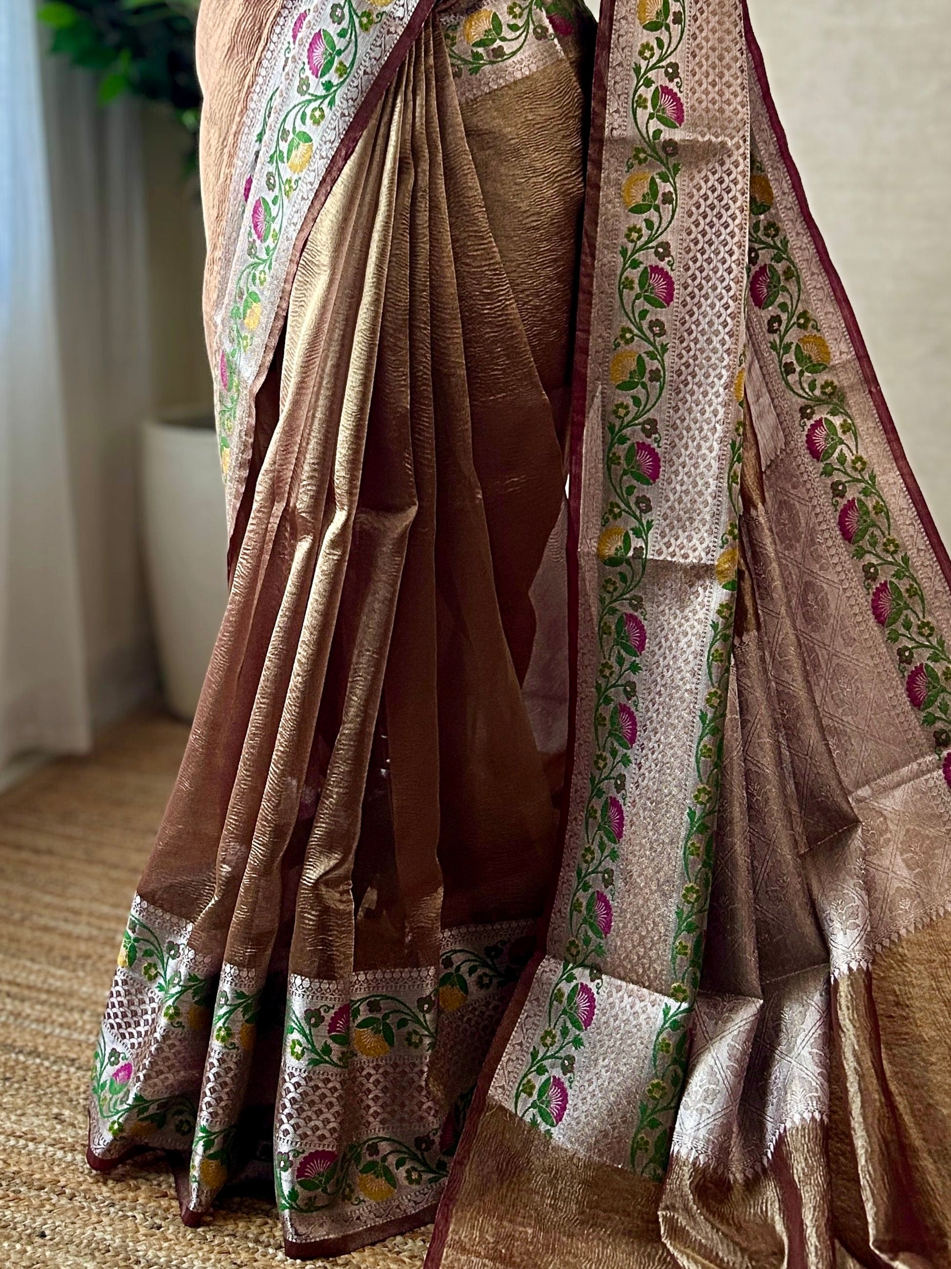 Paithani border Banarasi close up